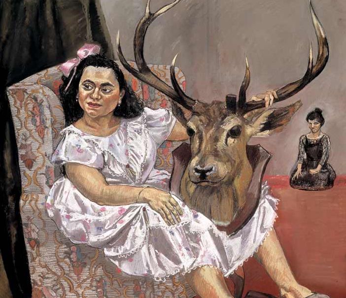 Pintura de Paula Rego donde una joven con vestido blanco sostiene la cabeza de un ciervo sobre su falda, sentada en un sillón, mientras una figura femenina sombría la observa desde el fondo.