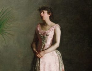 Retrato de una mujer cantando sobre un escenario, vestida con un elegante vestido rosa pálido, con flores caídas a sus pies.