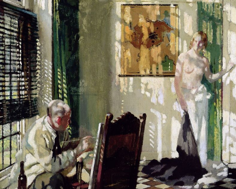 William Orpen pintando en su estudio frente a una modelo desnuda, rodeado de luz natural, en un ambiente elegante con techos altos y piso de damero.