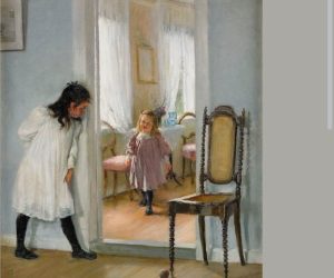Dos niñas pequeñas juegan a las escondidas en el interior de una elegante casa de finales del siglo XIX, representadas en un óleo realista de Fanny Brate. La mayor se oculta atenta en un pasillo mientras la menor se aproxima, vestidas con ropa delicada y rodeadas de mobiliario refinado.