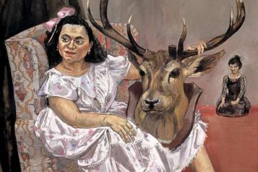 Pintura de Paula Rego donde una joven con vestido blanco sostiene la cabeza de un ciervo sobre su falda, sentada en un sillón, mientras una figura femenina sombría la observa desde el fondo.