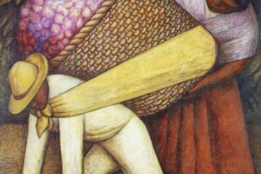 Hombre arrodillado carga una canasta de flores ayudado por una mujer, en una escena vibrante de Diego Rivera.