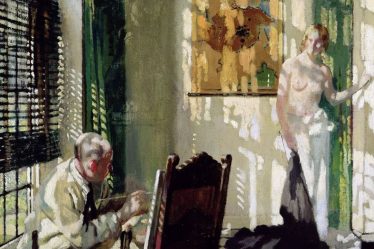 William Orpen pintando en su estudio frente a una modelo desnuda, rodeado de luz natural, en un ambiente elegante con techos altos y piso de damero.