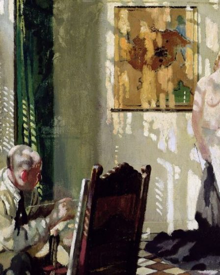 William Orpen pintando en su estudio frente a una modelo desnuda, rodeado de luz natural, en un ambiente elegante con techos altos y piso de damero.